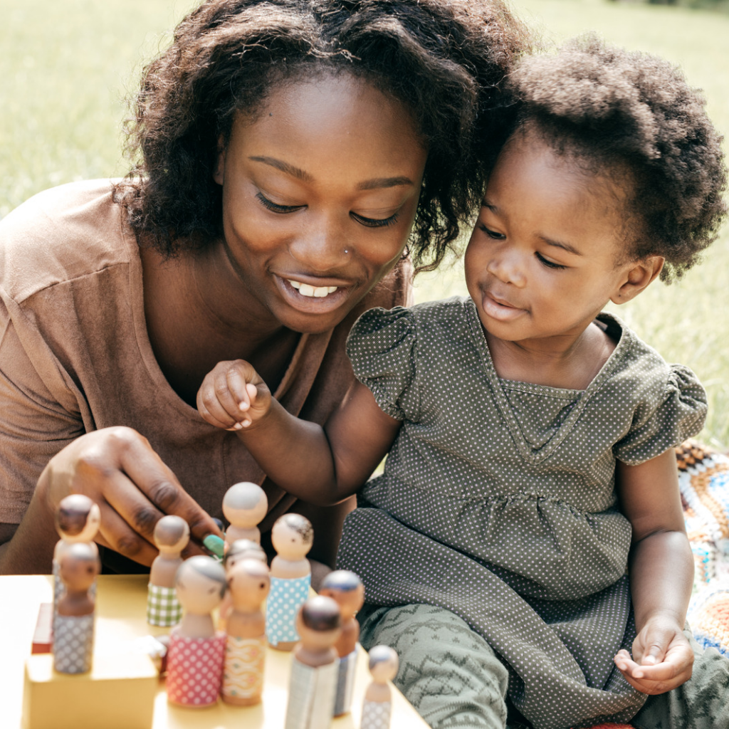 ENFANTS AUX CHEVEUX CRÉPUS : ET SI LE WASH DAY DEVENAIT UN MOMENT DE COMPLICITÉ